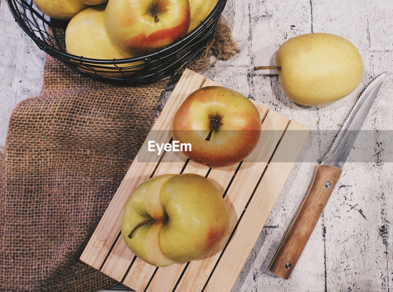 HIGH ANGLE VIEW OF APPLES IN CONTAINER