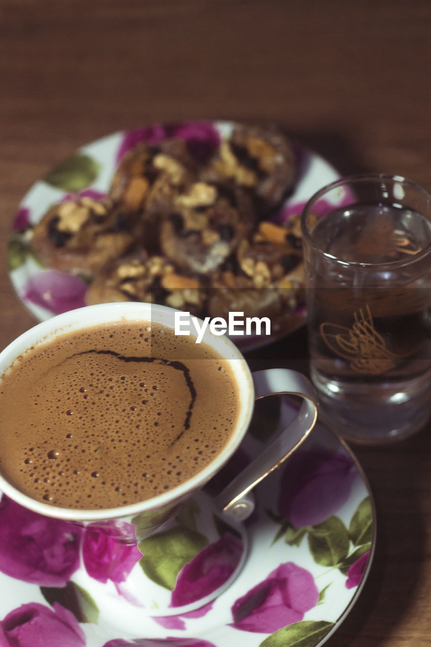 HIGH ANGLE VIEW OF COFFEE CUP ON TABLE AT HOME