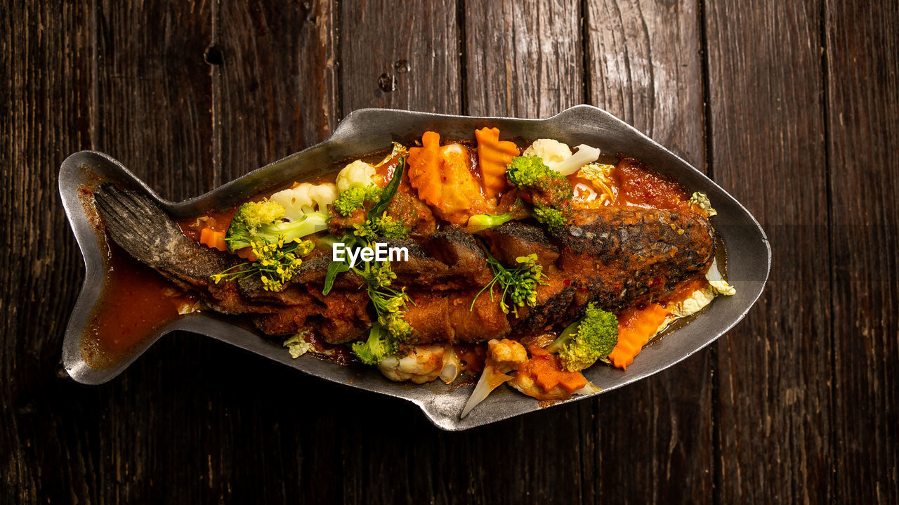 HIGH ANGLE VIEW OF VEGETABLES ON TABLE