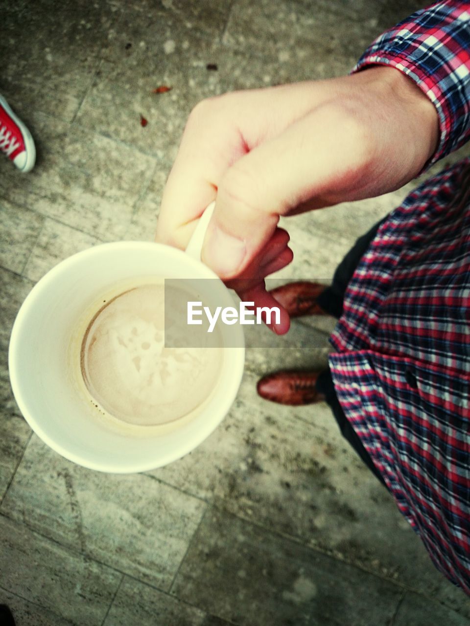 CROPPED IMAGE OF WOMAN HOLDING COFFEE CUP