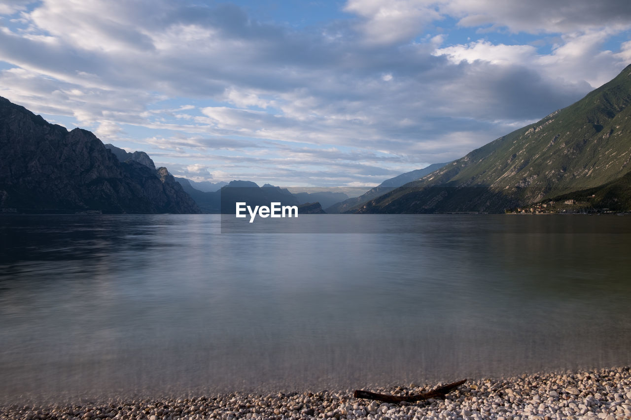 SCENIC VIEW OF LAKE BY MOUNTAIN AGAINST SKY