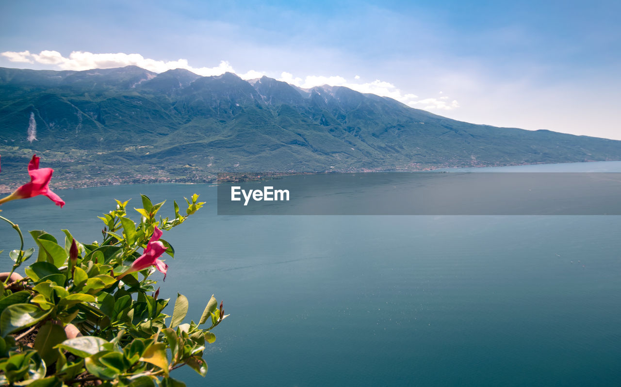 SCENIC VIEW OF LAKE AMIDST MOUNTAINS AGAINST SKY