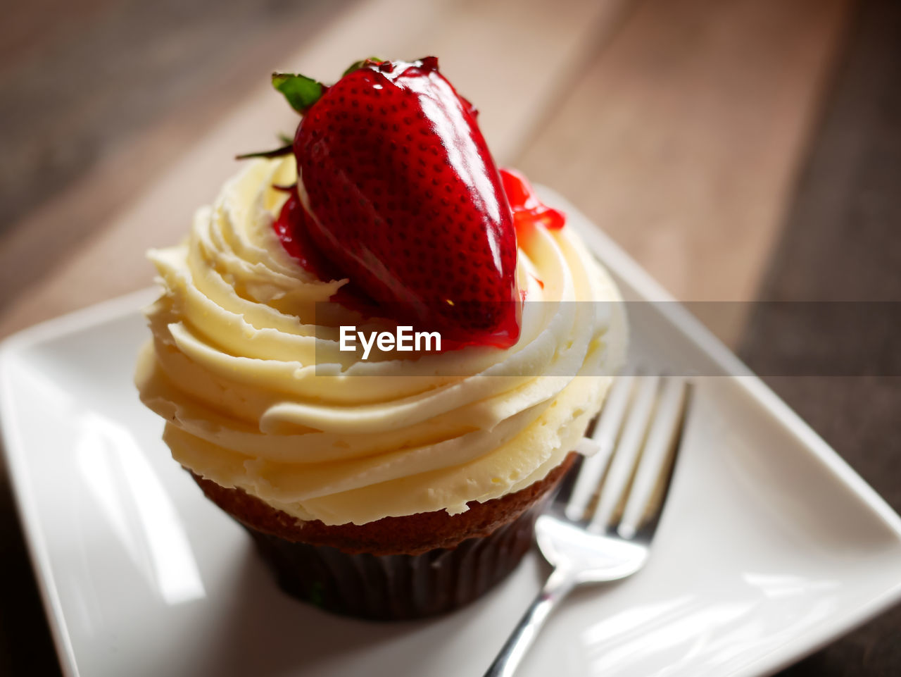 CLOSE-UP OF CAKE WITH ICE CREAM IN PLATE