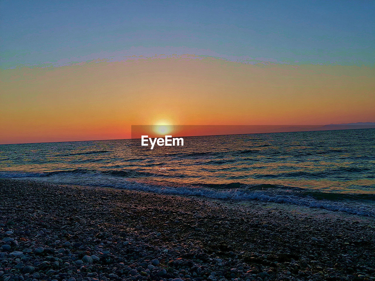 SCENIC VIEW OF SEA AGAINST SKY AT SUNSET