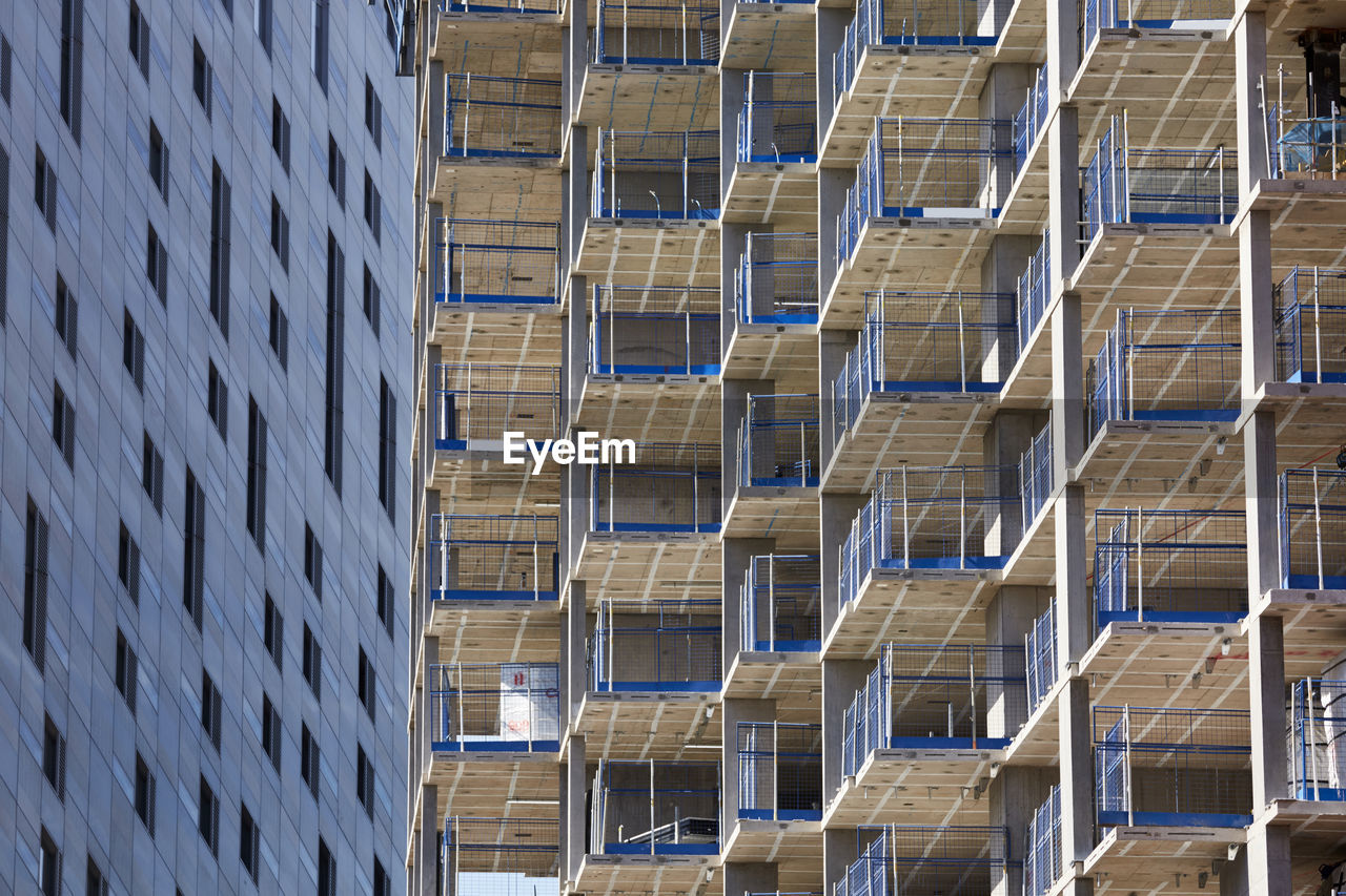 LOW ANGLE VIEW OF MODERN OFFICE BUILDINGS AGAINST SKY