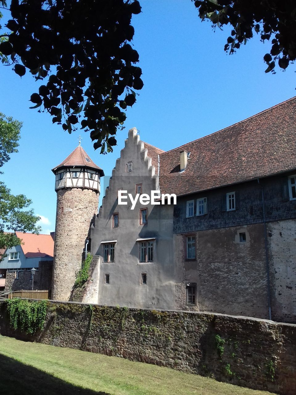 LOW ANGLE VIEW OF HISTORIC BUILDING AGAINST CLEAR SKY