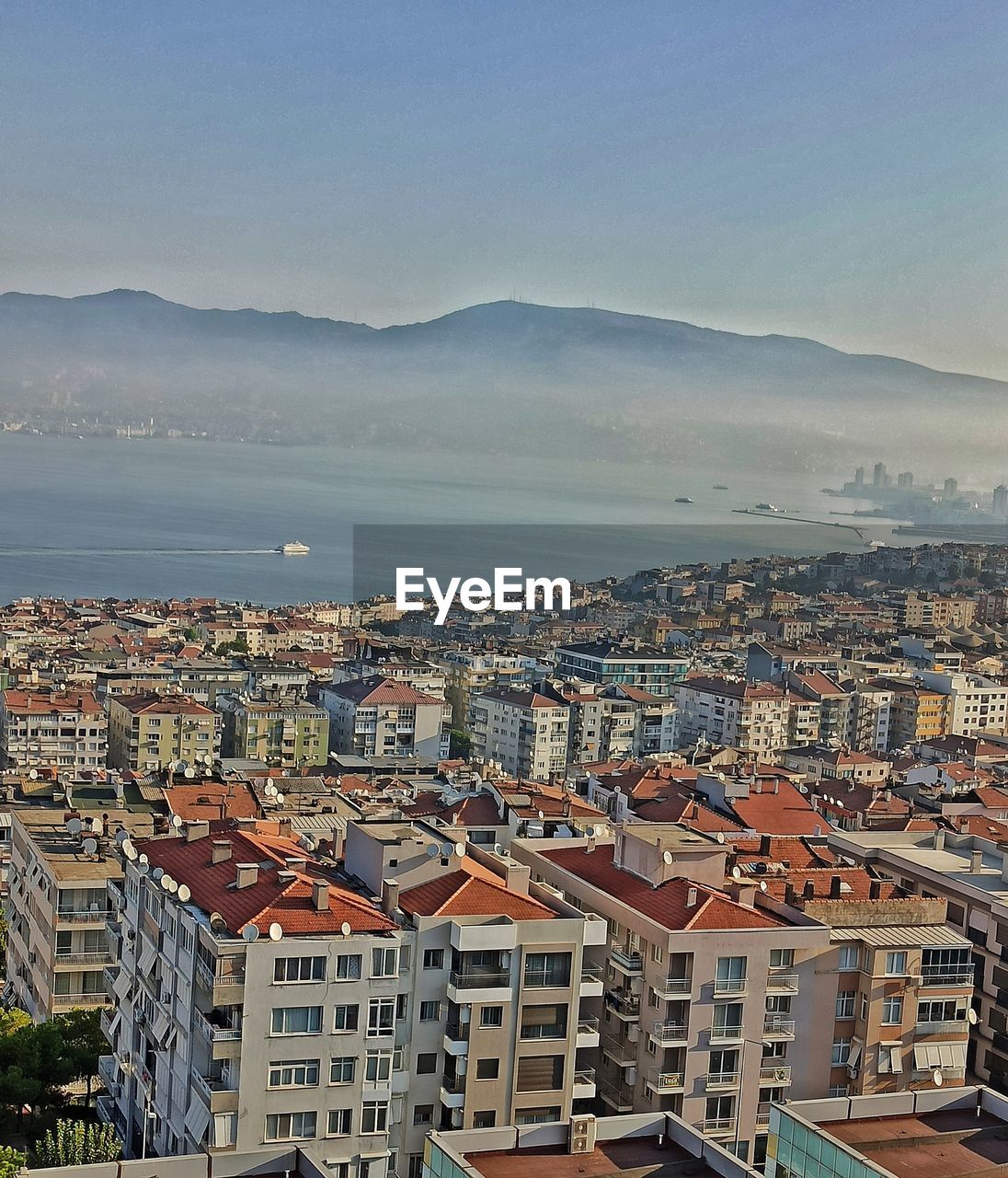 HIGH ANGLE VIEW OF TOWNSCAPE AGAINST SKY IN CITY