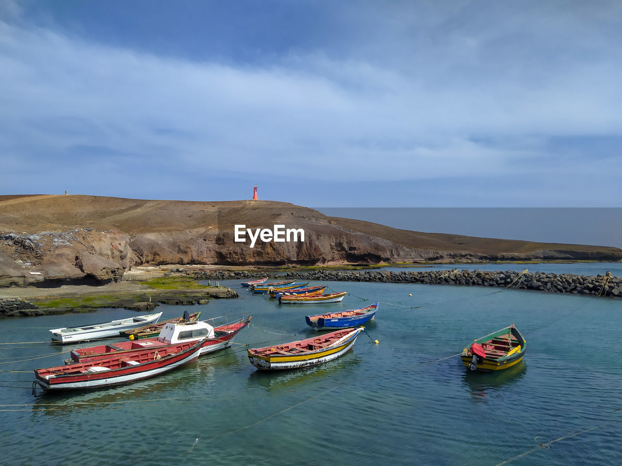 BOATS IN SEA AGAINST SKY