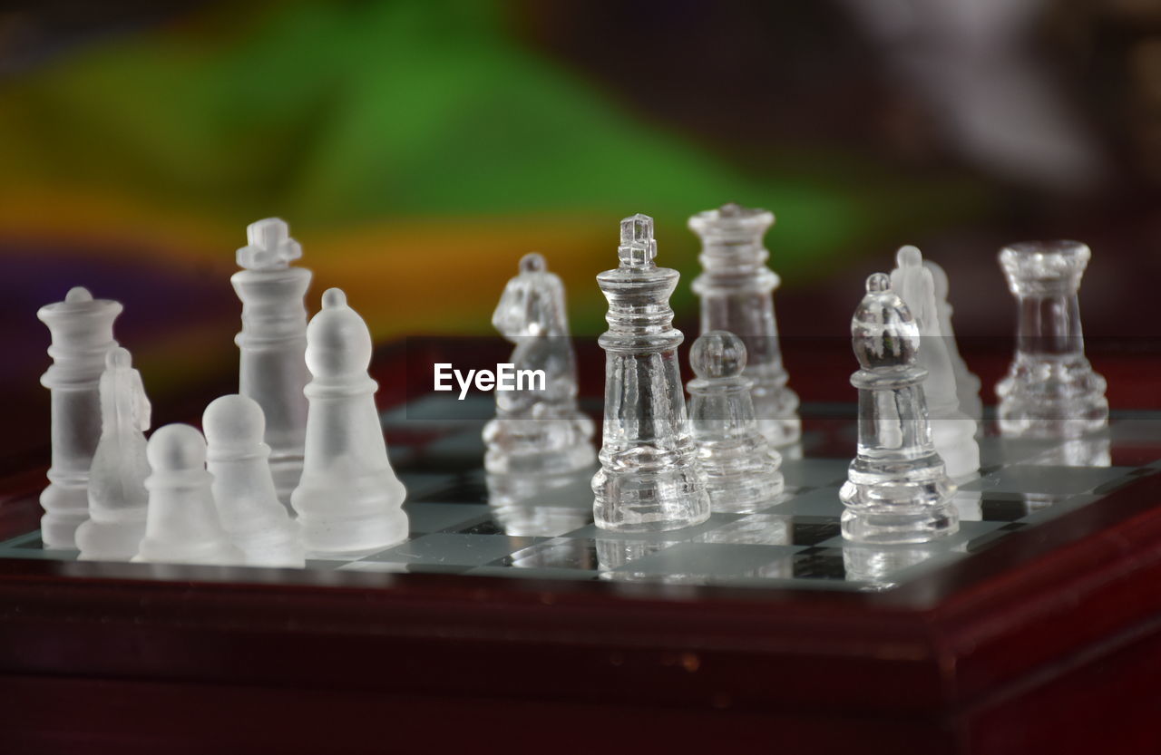 FULL FRAME SHOT OF CHESS PIECES ON TABLE