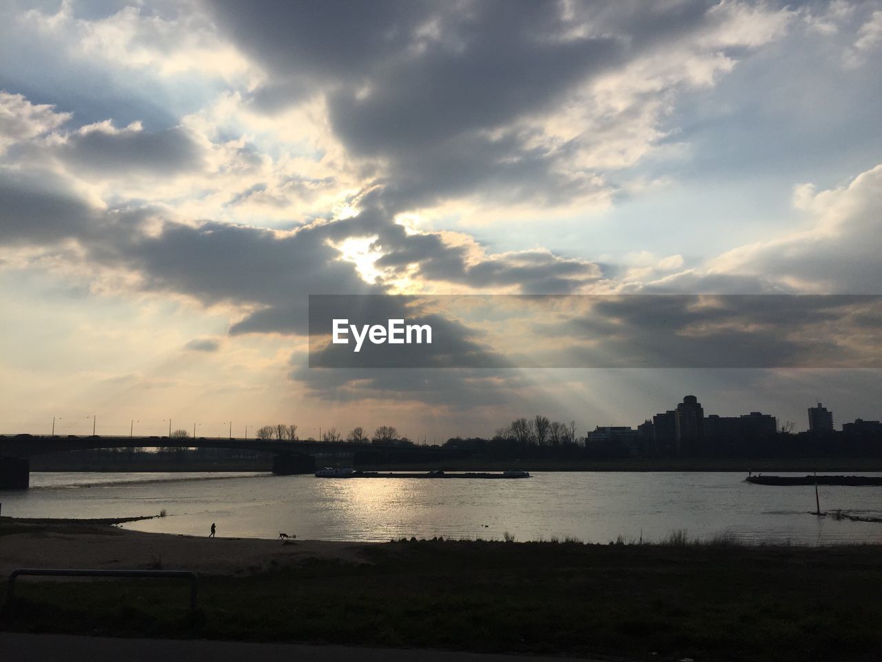 SCENIC VIEW OF RIVER AGAINST CLOUDY SKY