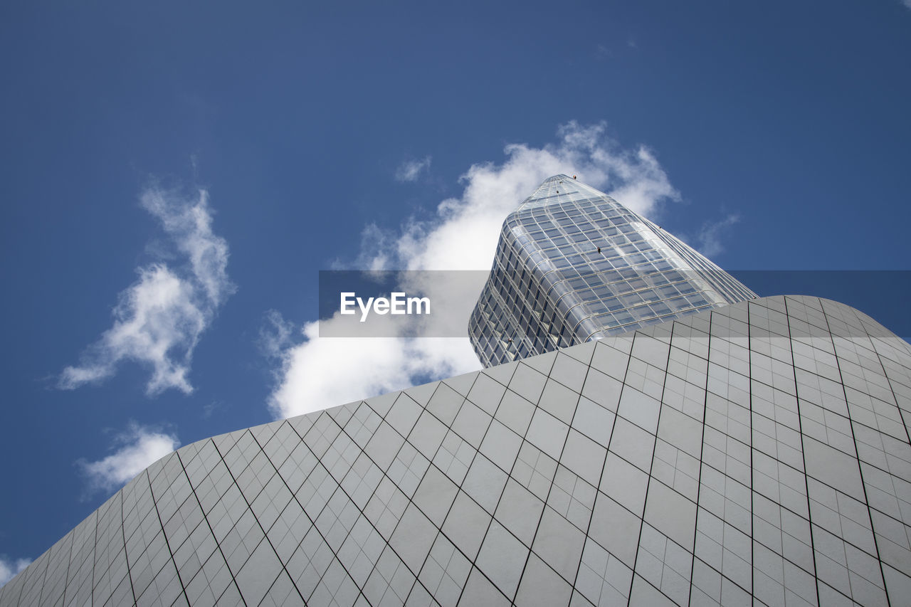 LOW ANGLE VIEW OF MODERN BUILDING AGAINST CLOUDY SKY