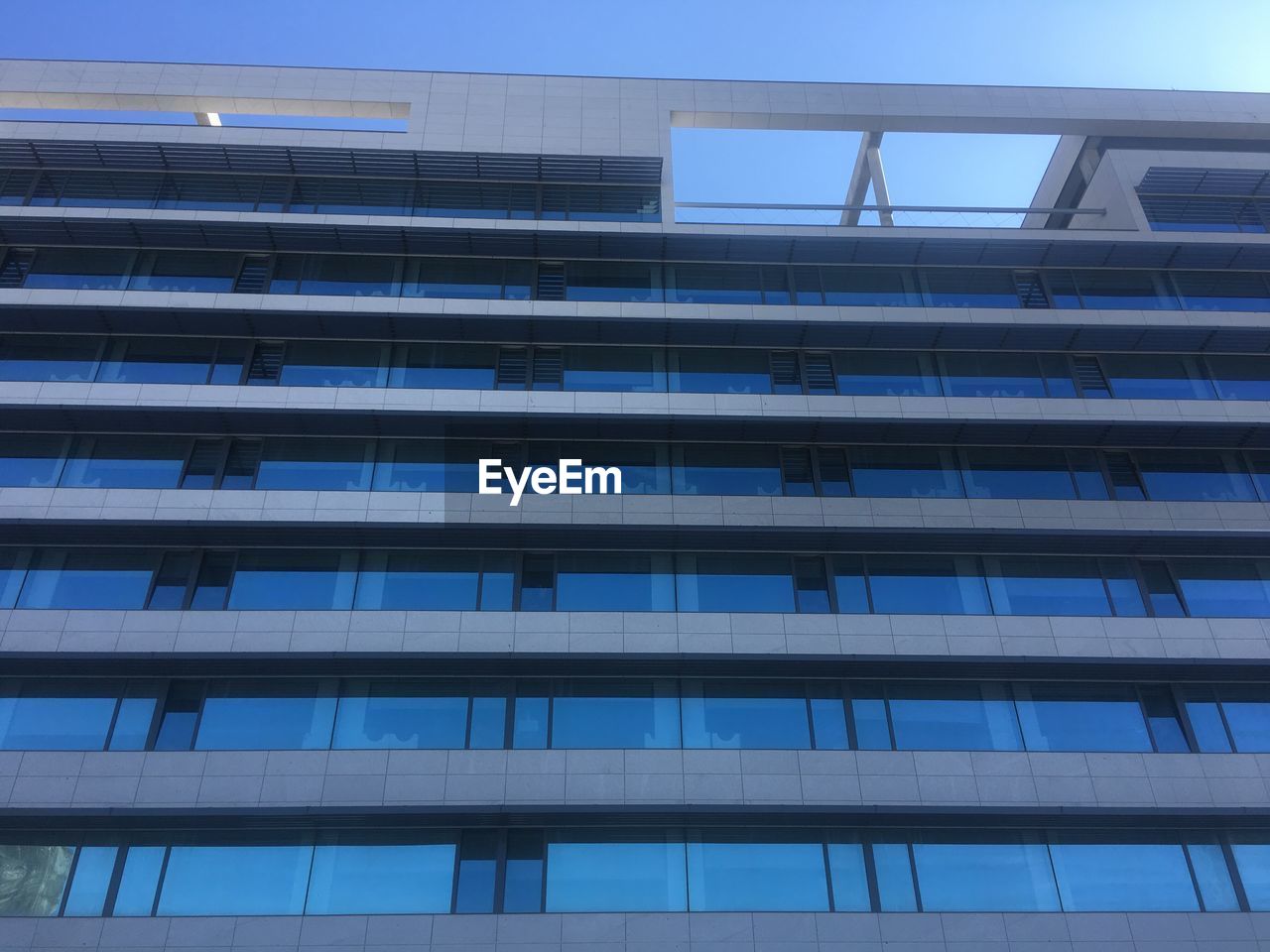 LOW ANGLE VIEW OF BUILDING AGAINST CLEAR SKY