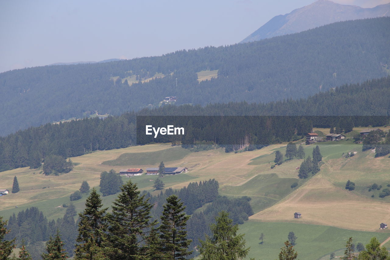 SCENIC VIEW OF LANDSCAPE AGAINST MOUNTAINS