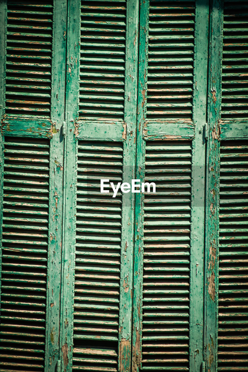 FULL FRAME SHOT OF RUSTY METAL WINDOW