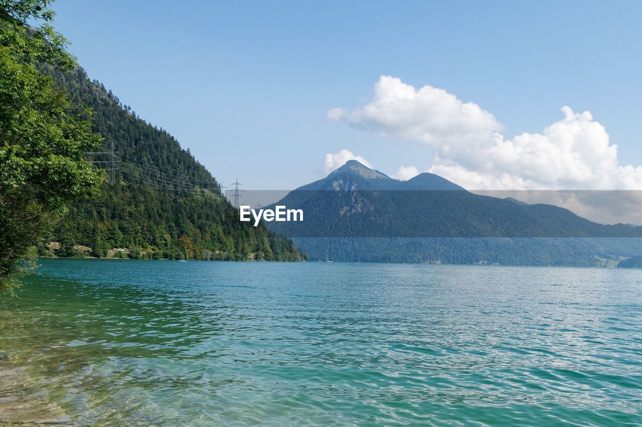 SCENIC VIEW OF SEA AGAINST MOUNTAINS