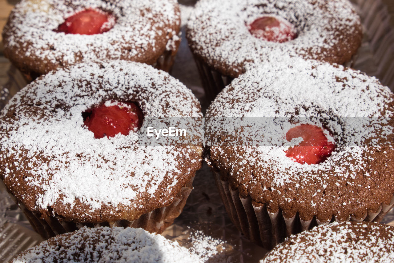 CLOSE-UP OF CHOCOLATE CAKE ON TRAY