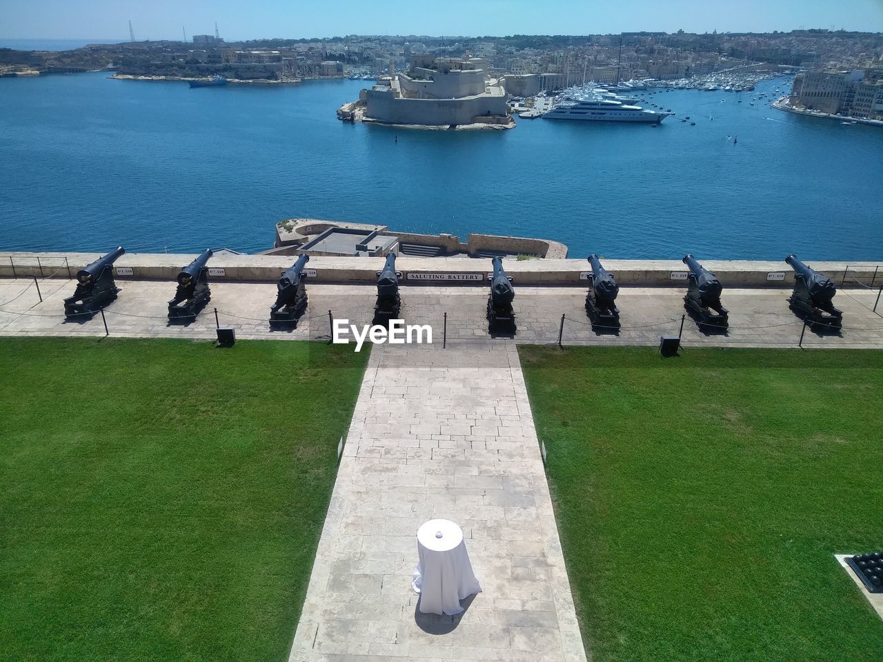 HIGH ANGLE VIEW OF BOATS ON SEA