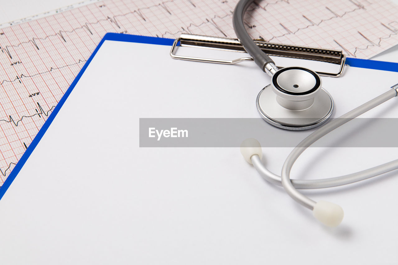 HIGH ANGLE VIEW OF CAMERA ON TABLE