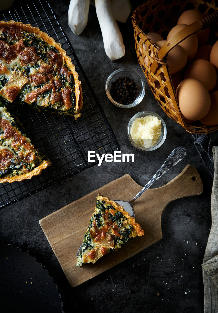 HIGH ANGLE VIEW OF PIZZA ON CUTTING BOARD