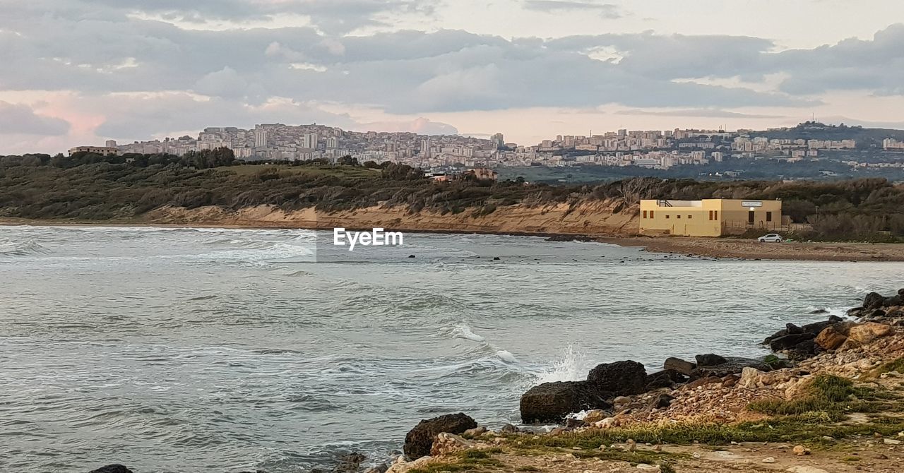 SCENIC VIEW OF SEA AND MOUNTAINS AGAINST SKY