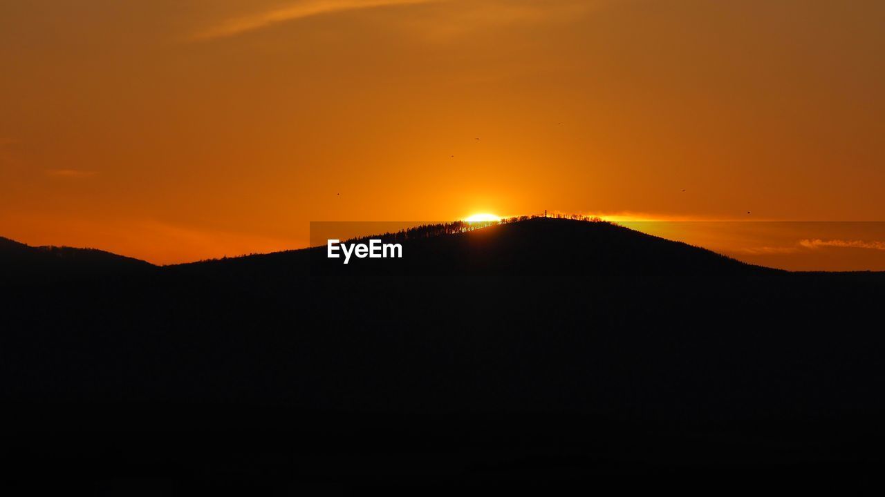 SCENIC VIEW OF SILHOUETTE MOUNTAINS AGAINST SKY DURING SUNSET