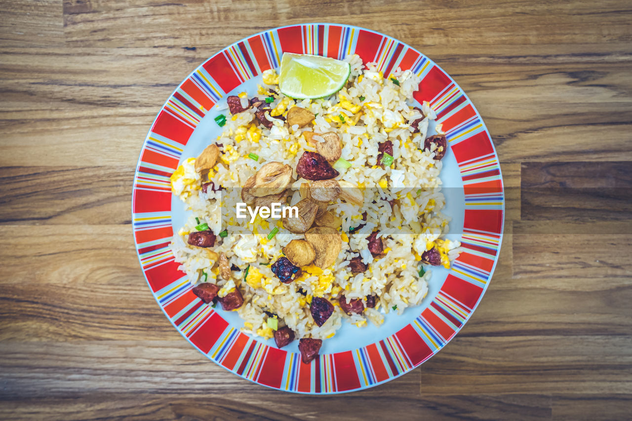 HIGH ANGLE VIEW OF BREAKFAST IN PLATE