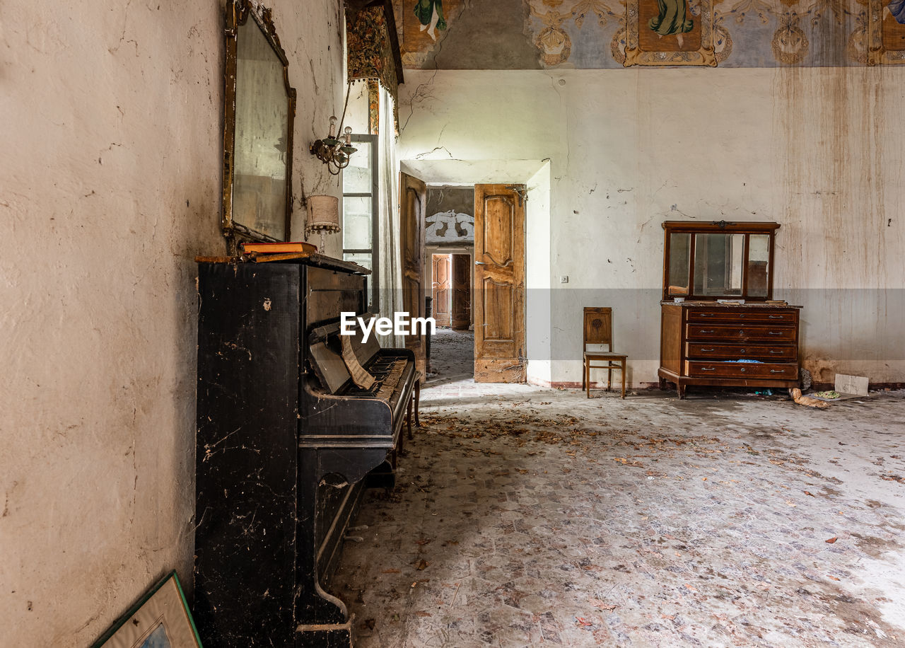 Pianoforte in abandoned villa