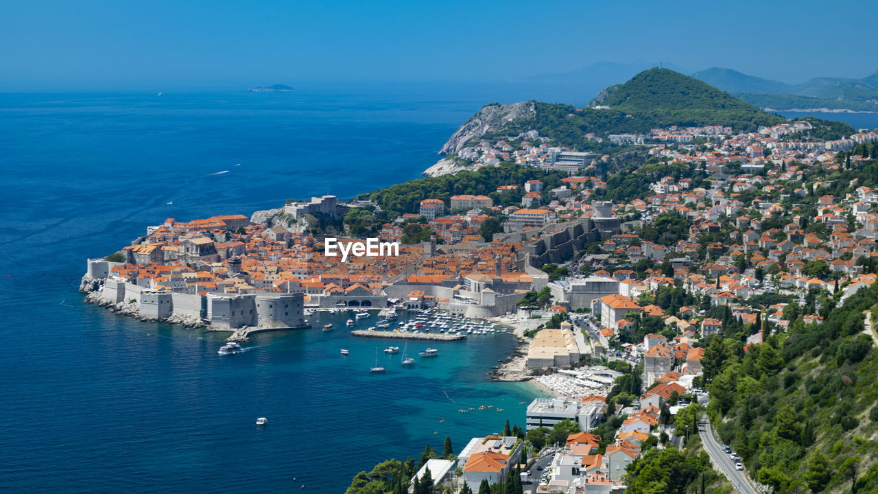 HIGH ANGLE VIEW OF TOWNSCAPE BY SEA