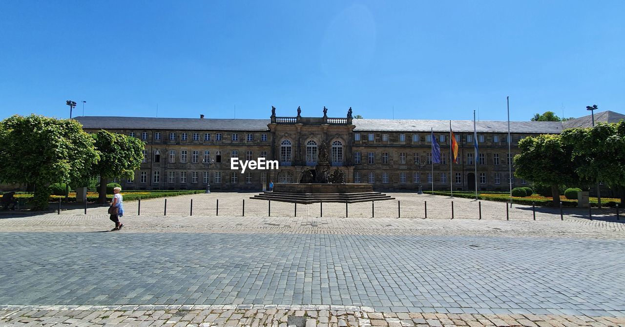 PEOPLE IN FRONT OF HISTORICAL BUILDING