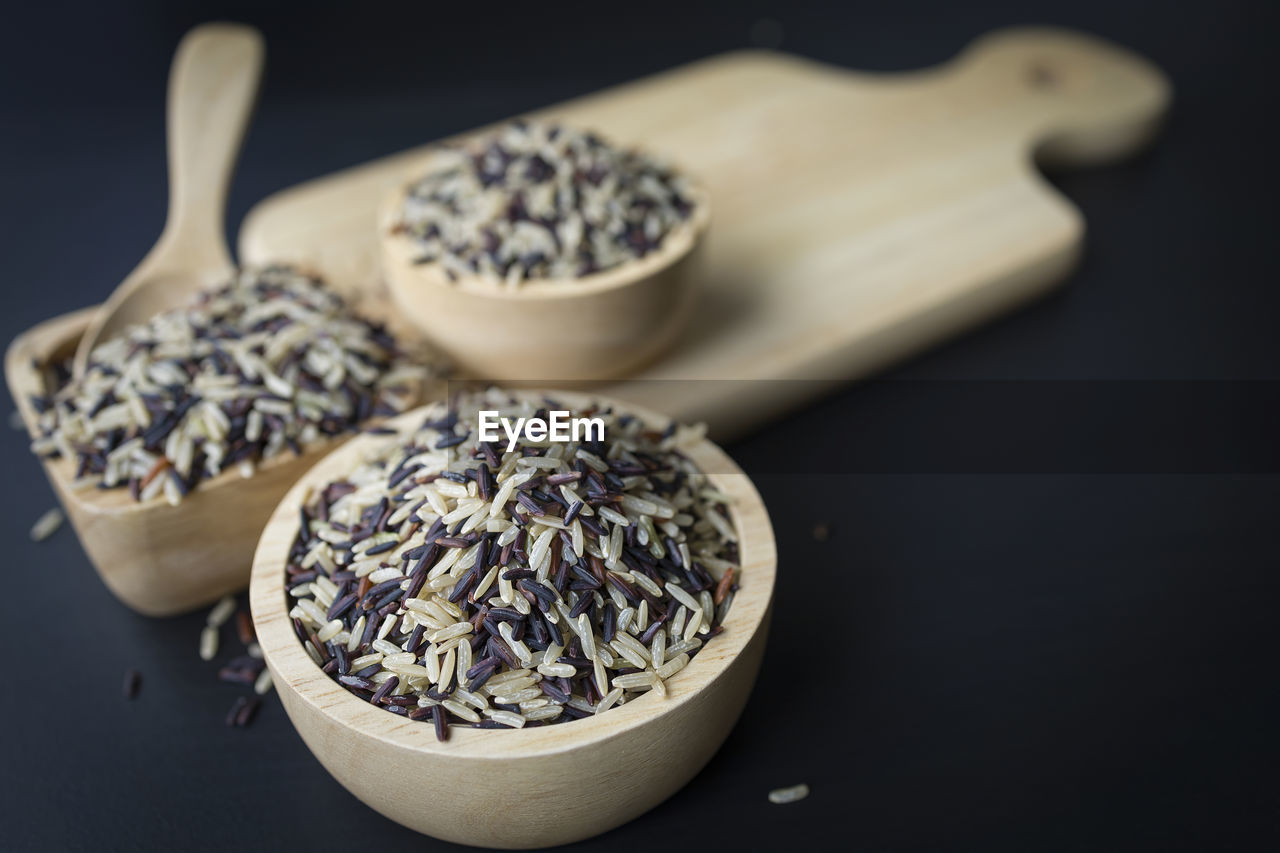 HIGH ANGLE VIEW OF FOOD IN BOWL ON TABLE