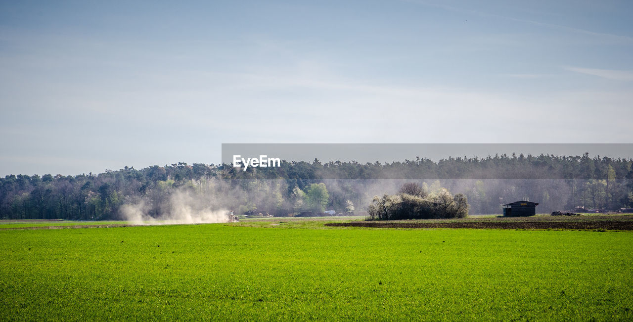 SCENIC VIEW OF AGRICULTURAL LANDSCAPE AGAINST SKY