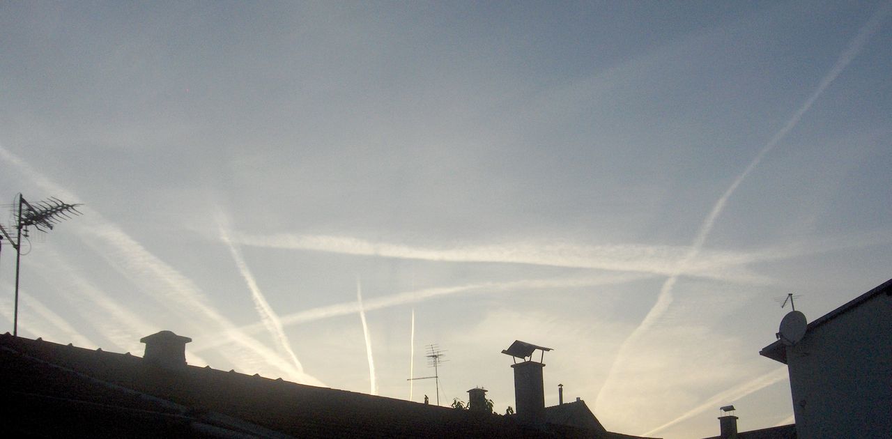 LOW ANGLE VIEW OF BUILT STRUCTURE AGAINST SKY