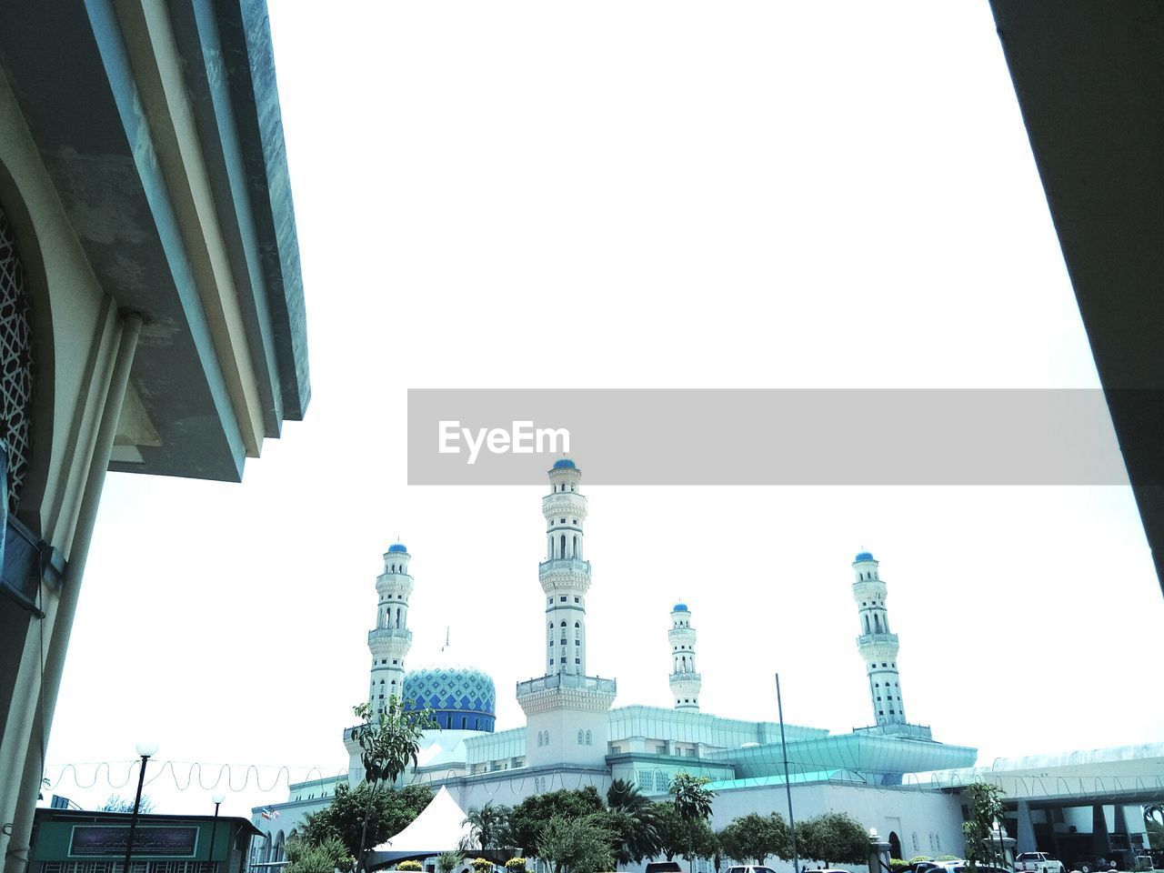 LOW ANGLE VIEW OF BUILDINGS AGAINST SKY IN CITY