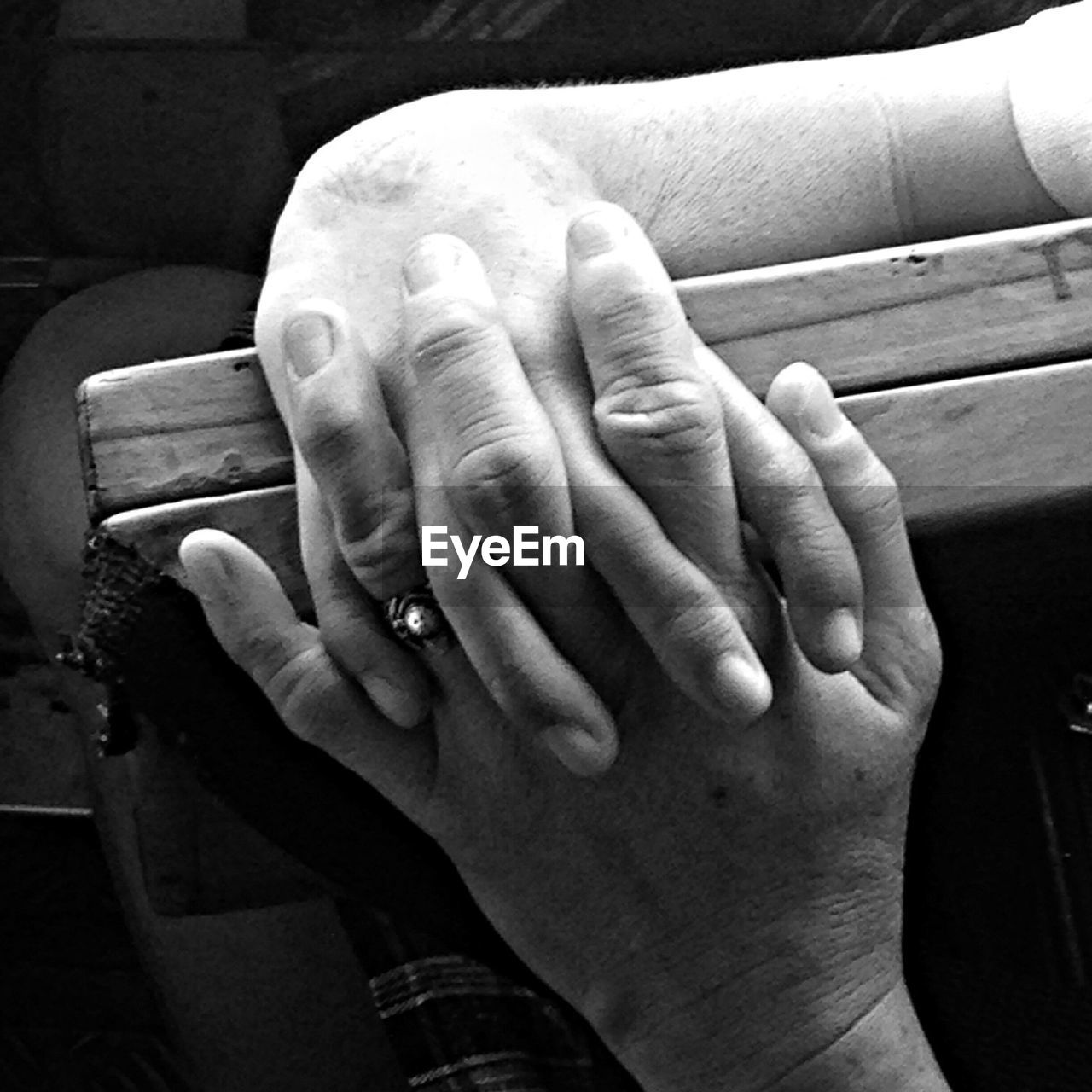 CROPPED IMAGE OF HAND HOLDING