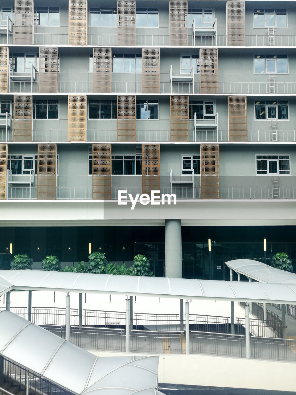 FULL FRAME SHOT OF APARTMENT BUILDING