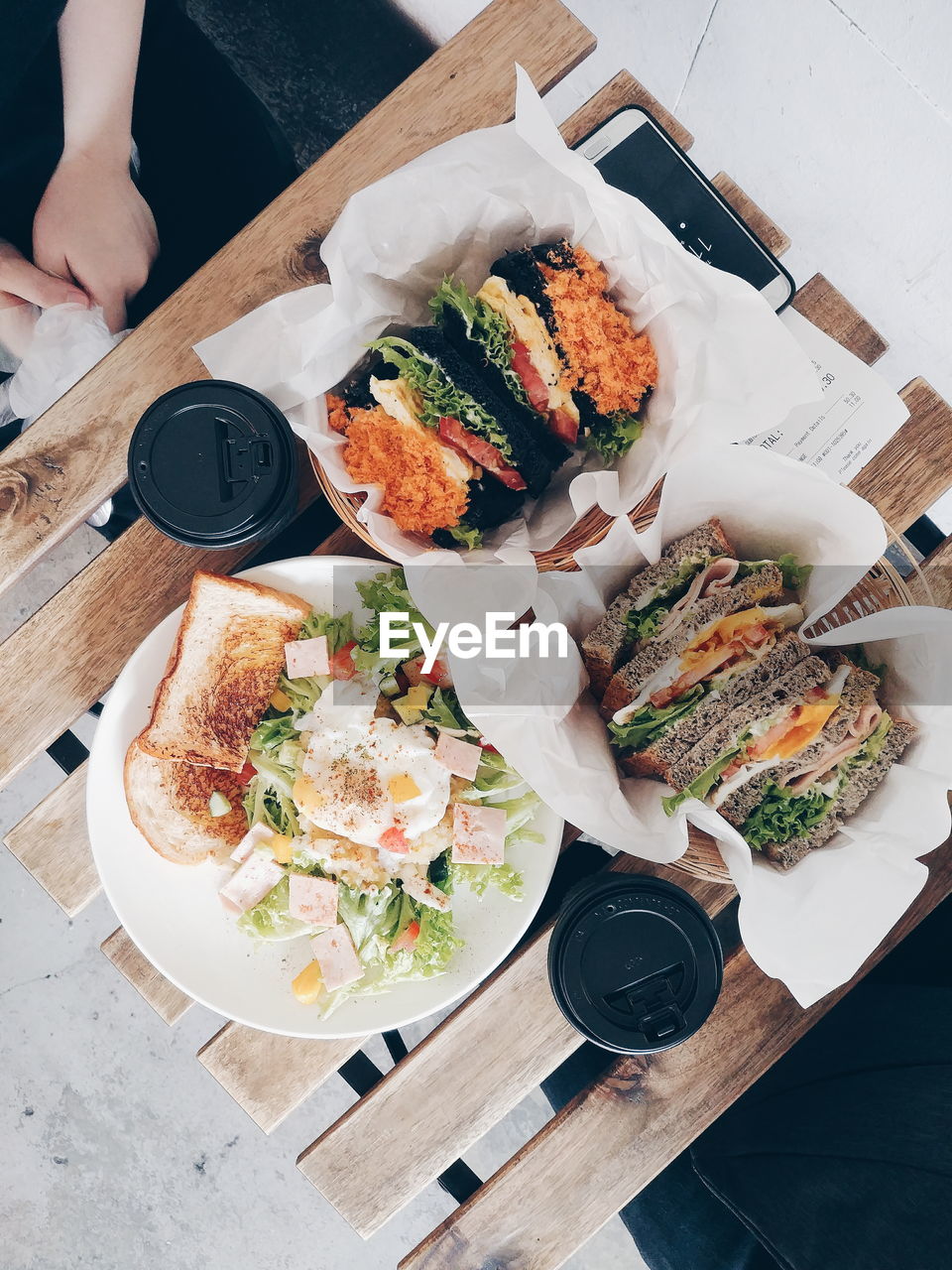 DIRECTLY ABOVE SHOT OF MAN HOLDING FOOD