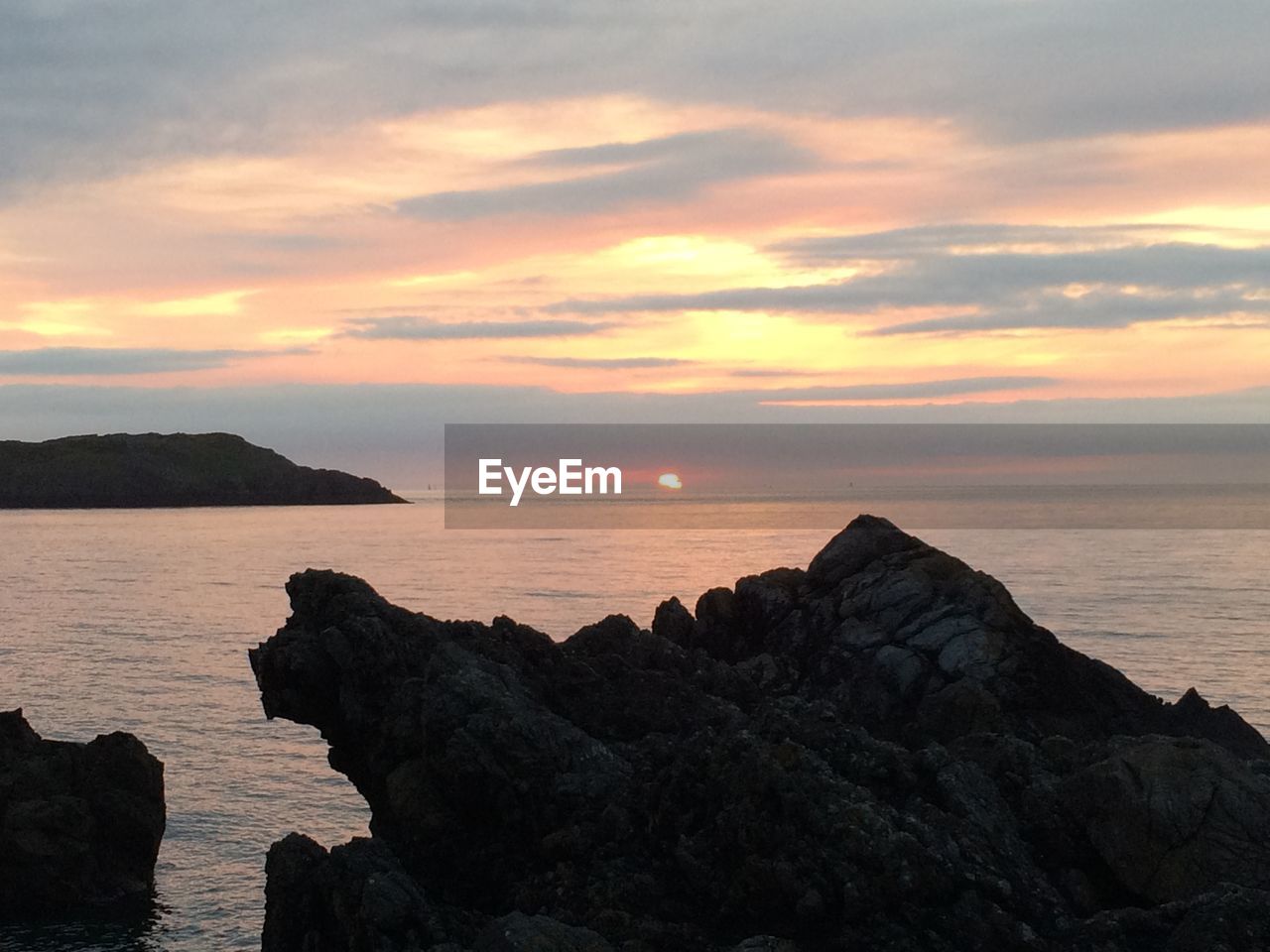 SCENIC VIEW OF CALM SEA AGAINST SKY DURING SUNSET