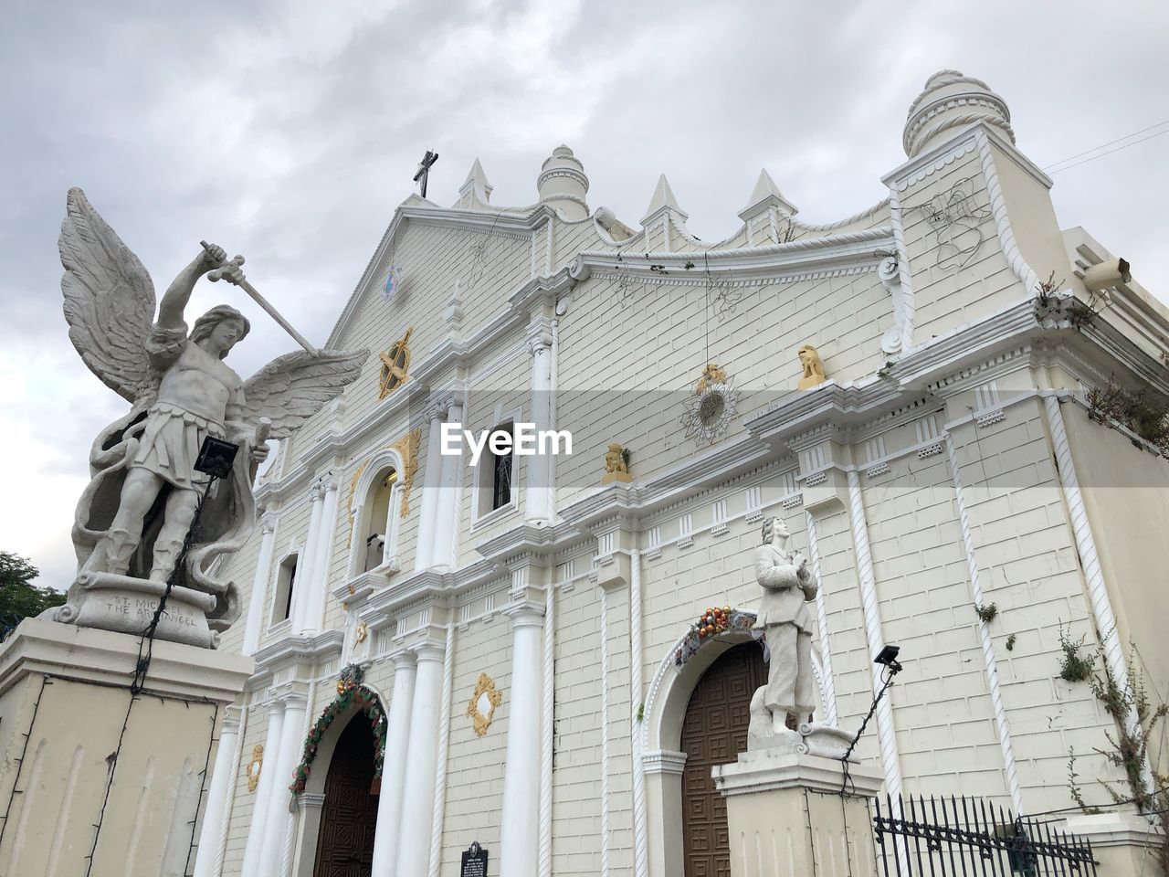 LOW ANGLE VIEW OF STATUE AGAINST HISTORIC BUILDING