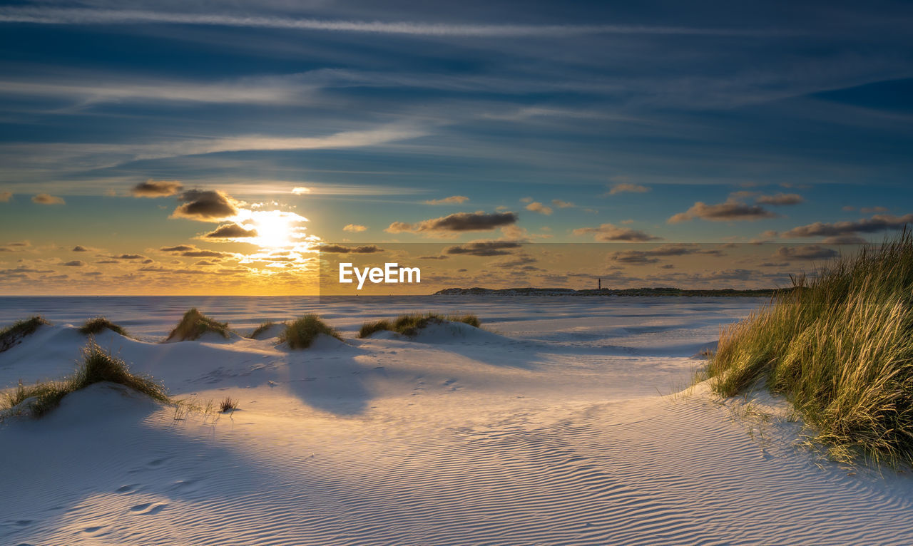 SCENIC VIEW OF SEA AGAINST SKY AT SUNSET