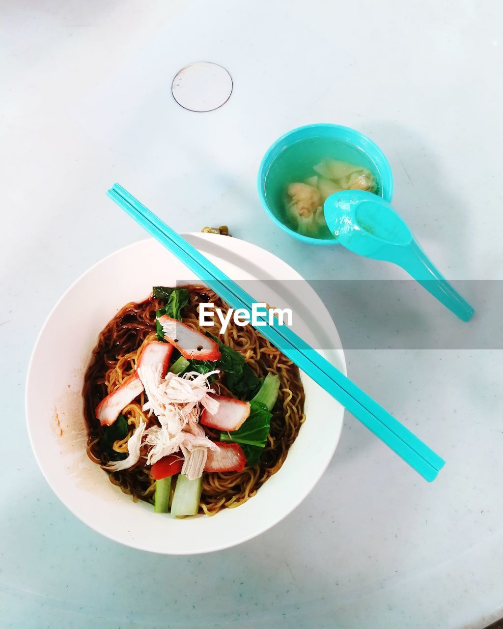 HIGH ANGLE VIEW OF FOOD IN BOWL