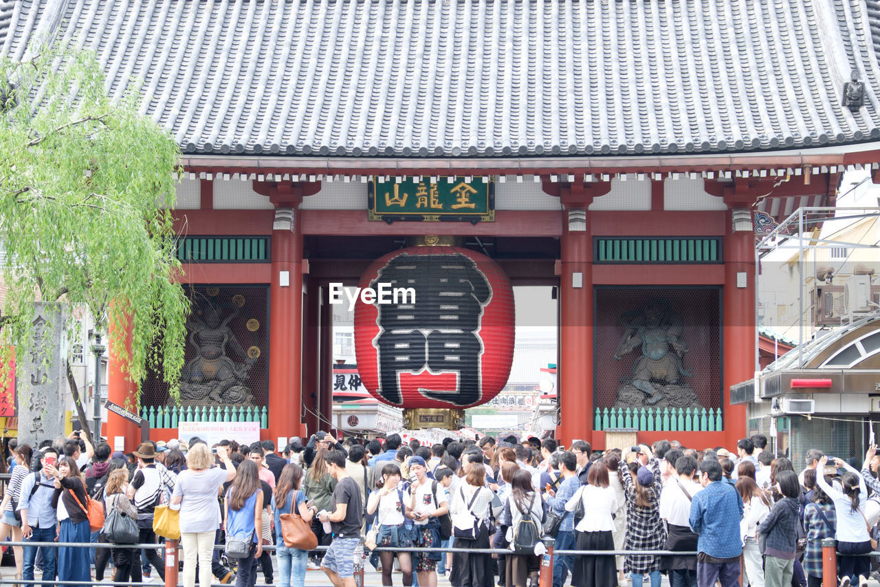 Crowd visiting kaminarimon gate
