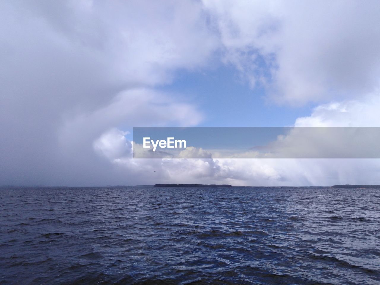 IDYLLIC SHOT OF SEASCAPE AGAINST SKY