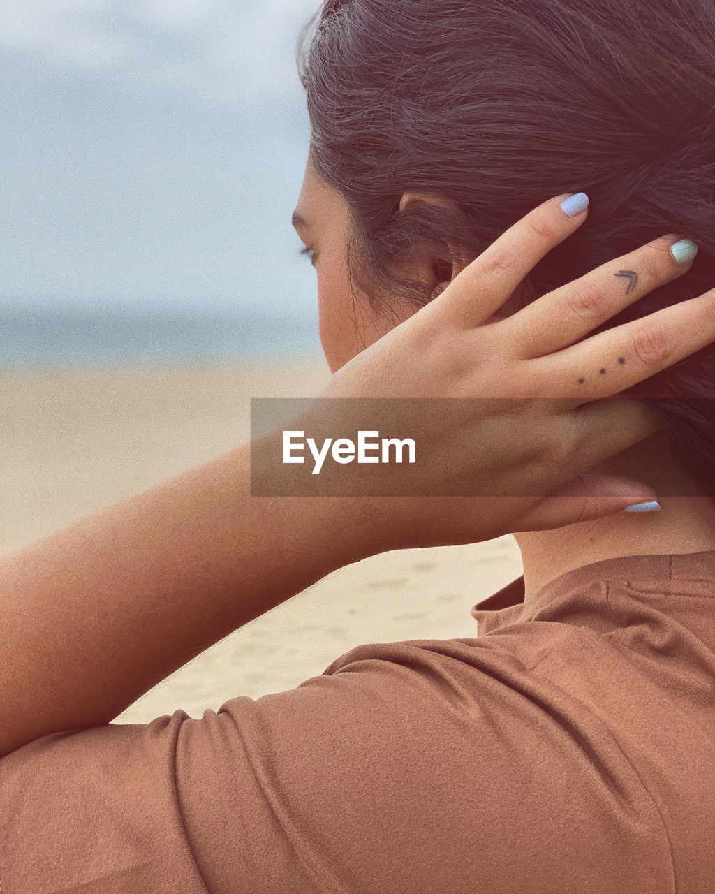 CLOSE-UP OF WOMAN ON BEACH