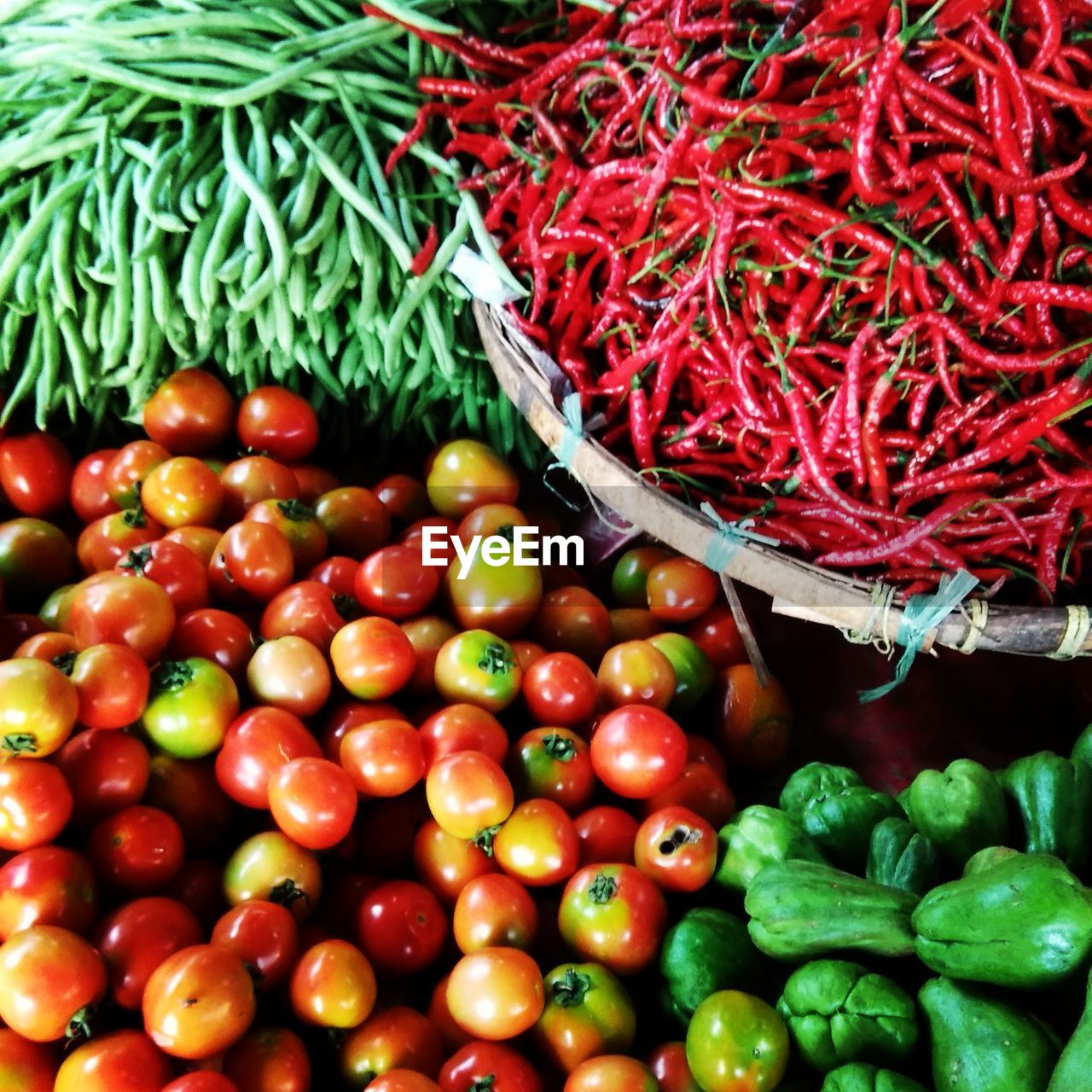 TOMATOES AND VEGETABLES FOR SALE AT MARKET