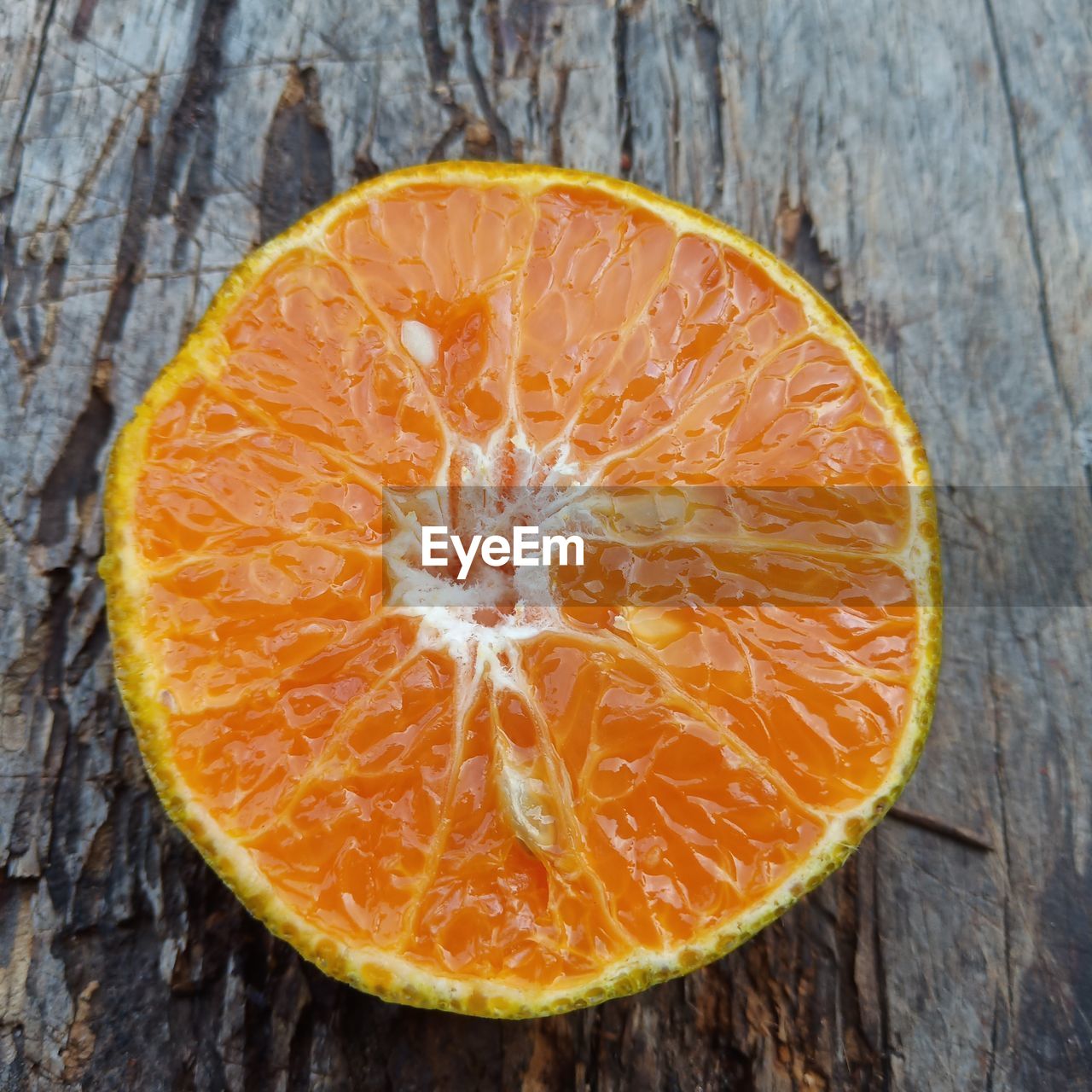 CLOSE-UP OF ORANGE SLICES ON TABLE