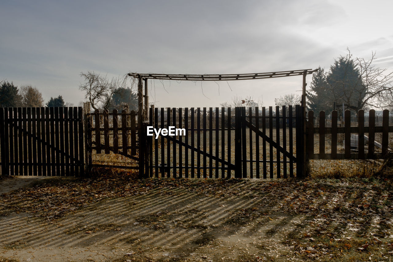 GATE AGAINST TREES