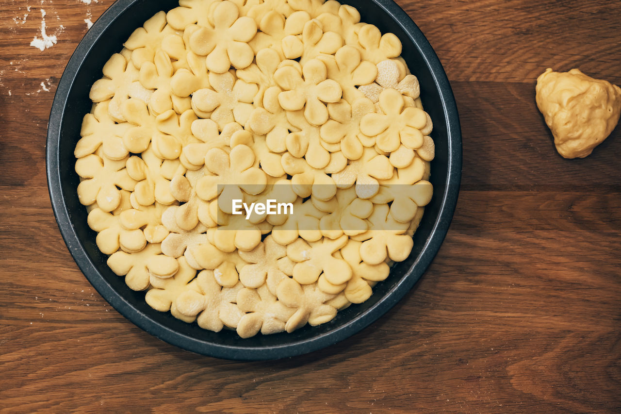 HIGH ANGLE VIEW OF CHOPPED VEGETABLES ON TABLE