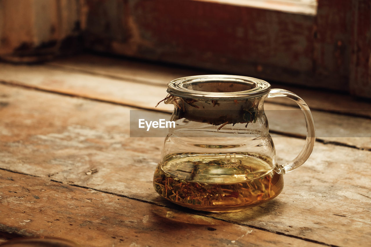 CLOSE-UP OF DRINK IN GLASS JAR ON TABLE