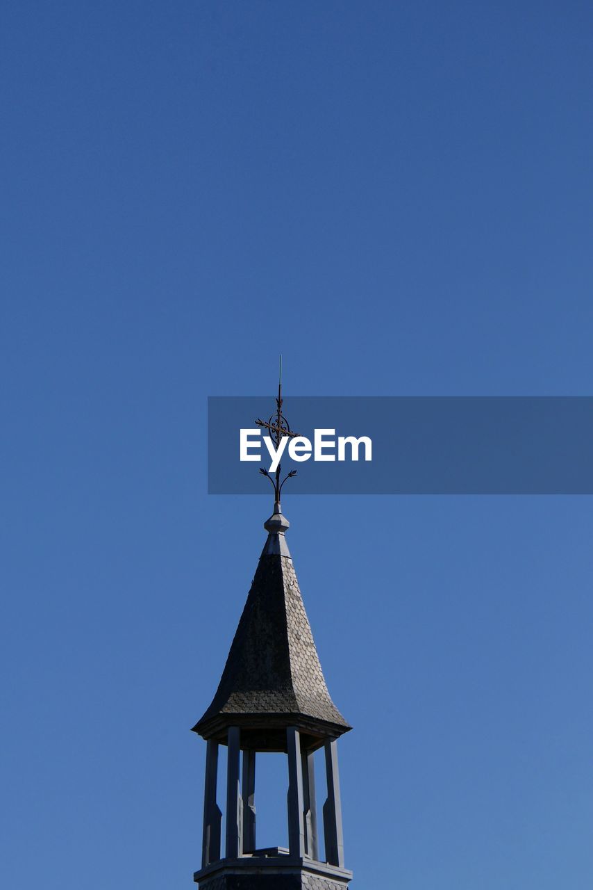 LOW ANGLE VIEW OF BUILT STRUCTURE AGAINST CLEAR SKY