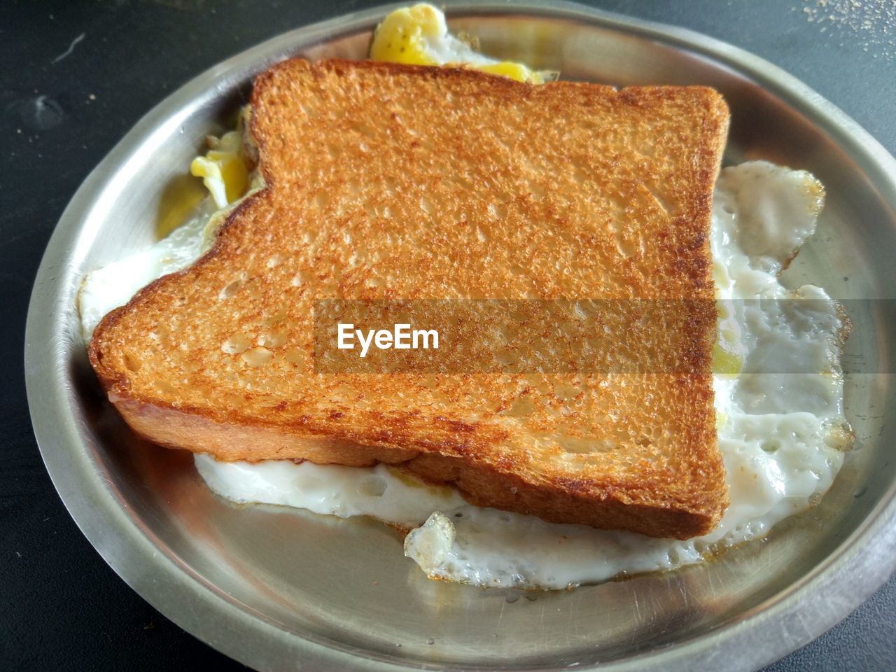 CLOSE-UP OF BREAD IN PLATE ON TRAY